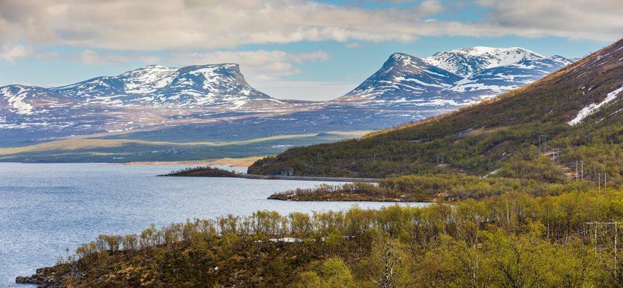 File:Lapporten as seen over Torneträsk from Björkliden, Kiruna, Norrbottens län, Sweden, 2022 June.jpg