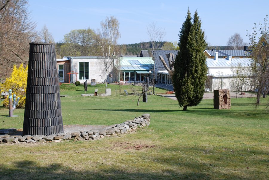 File:Skulpturparken Konsthallen Hishult.JPG