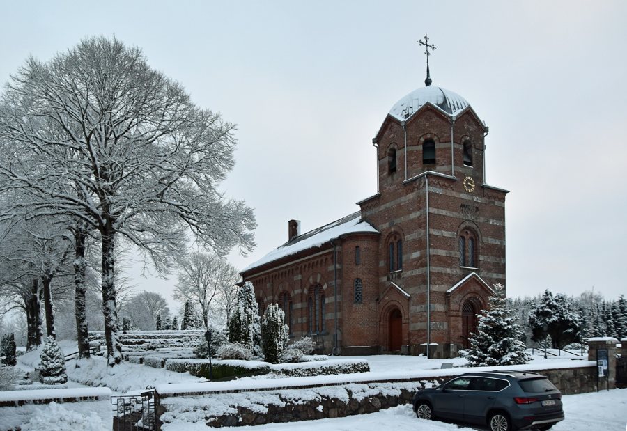 File:Sommersted Kirke med sne, 2022.jpg