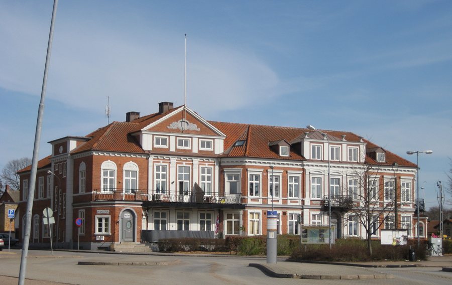 File:Järnvägshotellet Teckomatorp.jpg