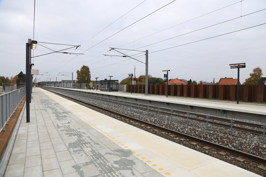File:Denmark-Langeskov Station-track 1, east.JPG
