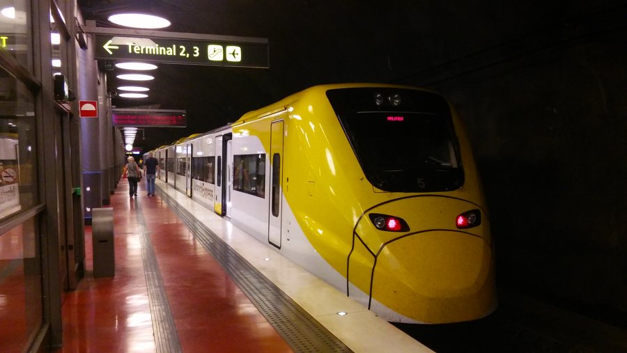 File:Arlanda Express, Arlanda South station (Sweden), 2016 - 1.jpg