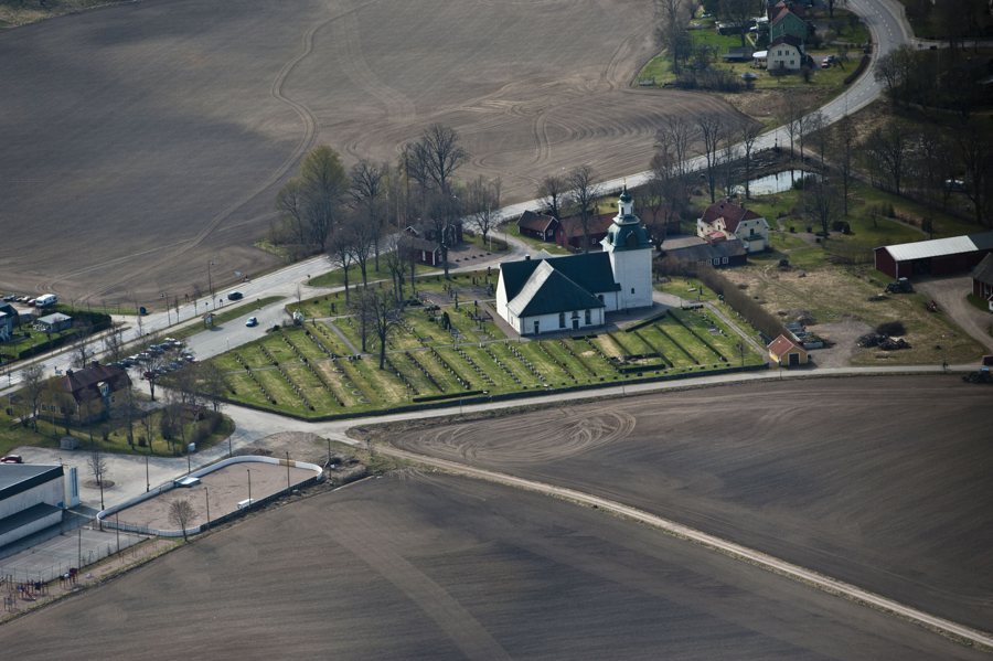 File:Tjällmo kyrka från luften.jpg