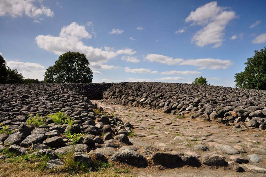 File:Södra Mellby 42 1 exteriör Bredarör kungagraven i Kivik Skåne.jpg