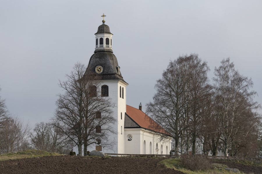 File:Vårdnäs kyrka mot nordöst Östergötland.jpg