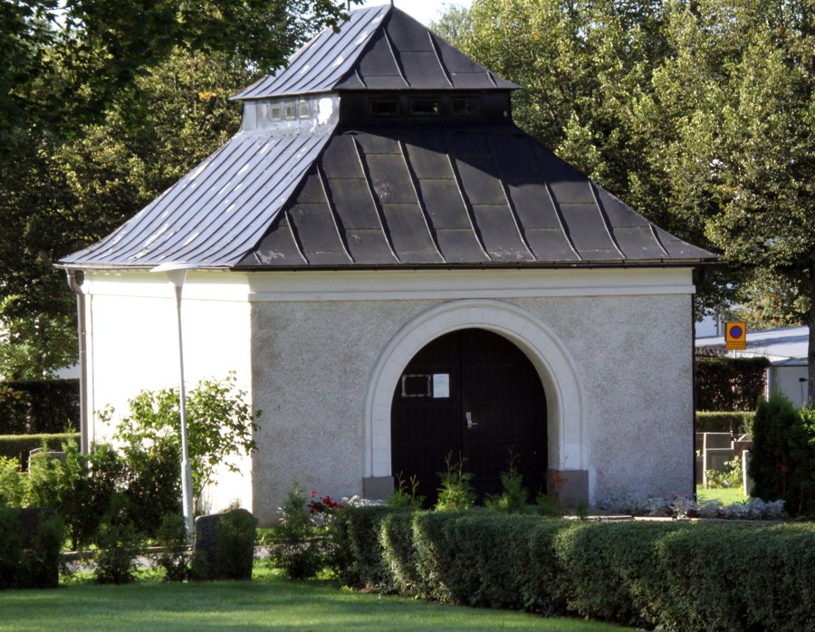 File:Spånga Kyrka, sidobyggnad.jpg