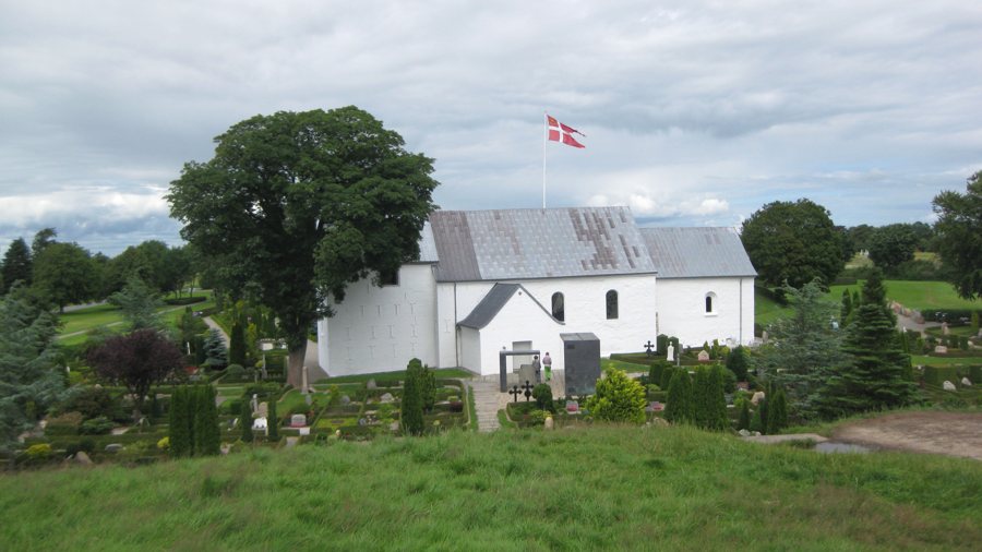 File:Jelling - kirken set fra Gorms Høj.JPG