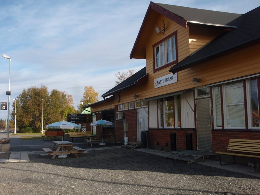File:Bastuträsk Järnvägsstation 2011.JPG