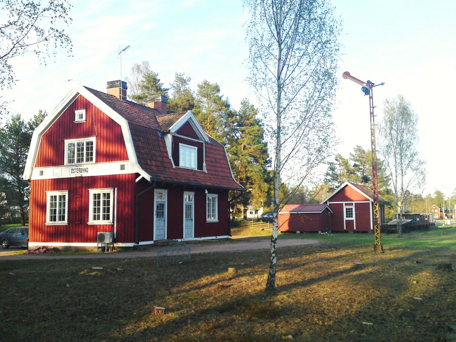 File:Österbymo station sett från sidan.JPG