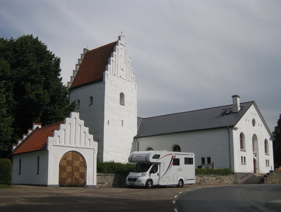 File:Degeberga kyrka i augusti 2012.jpg