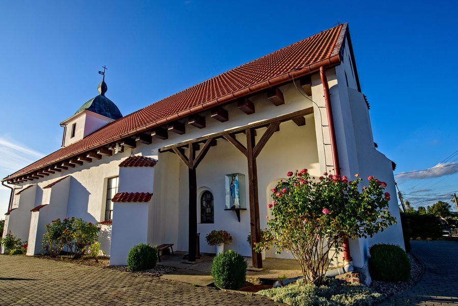 File:Kościół św. Jana Ewangelisty - Przyjaźń 4.jpg