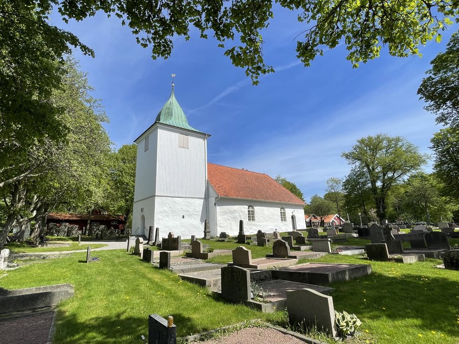 File:Hålta kyrka, från sydväst.jpg