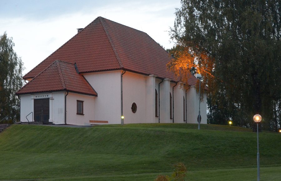 File:Bengtsfors kyrka sydöstra hörnet.jpg