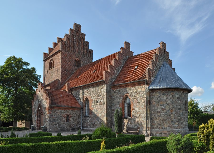 File:Skellebjerg Kirke, Sorø Kommune, Danmark.jpg