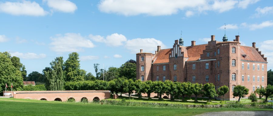 File:Gammel Estrup (Norddjurs Kommune).Hovedbygning.01.707-112730-1.ajb.jpg