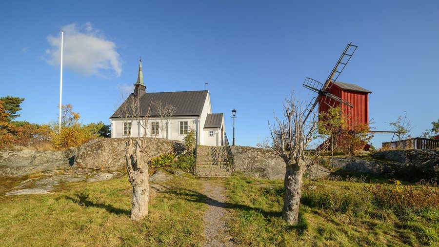 File:Arholma kyrka October 2019 01.jpg