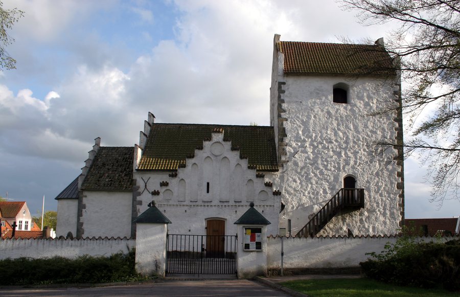 File:Kavlinge gamla kyrka Sweden.jpg