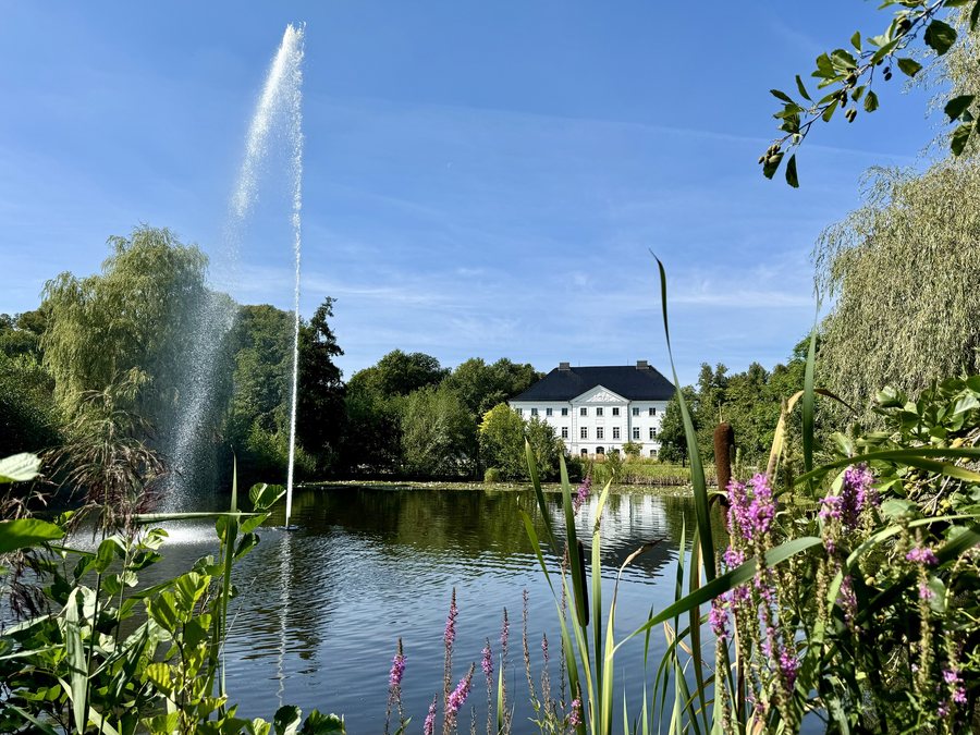 File:Schlossgut Groß Schwansee mit Teich.jpg