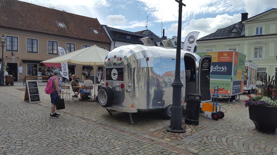 File:Vadstena torget kaffevagn.jpg