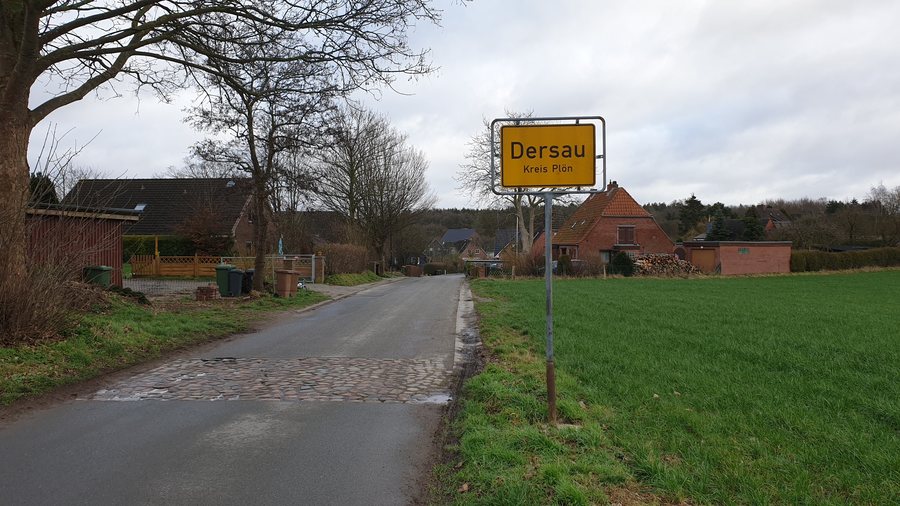 File:Ortseingangsschild Dersau .jpg