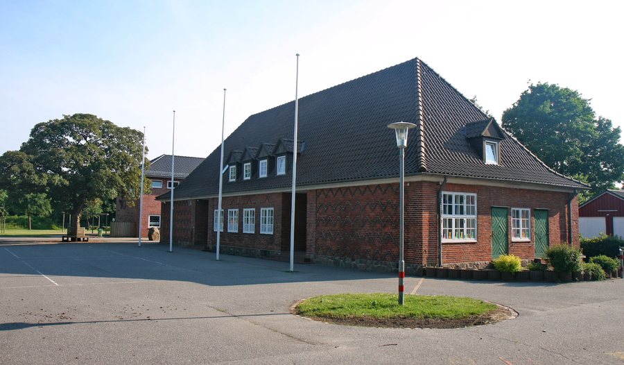 File:Handewitt-Jarplund-Schule1-Bubo.JPG