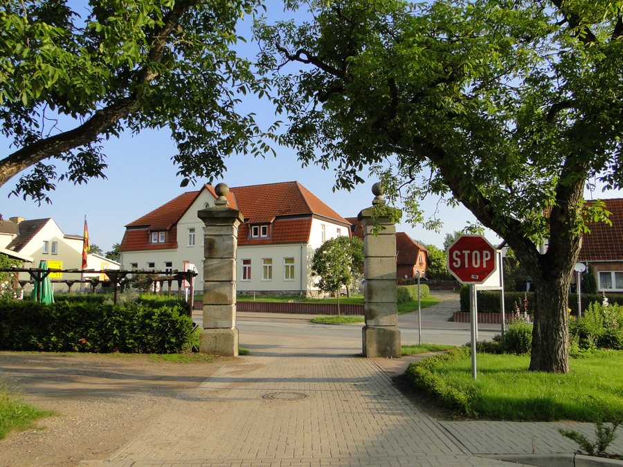 File:Roggendorf Gut Torpfeiler 2011-07-10 003.JPG