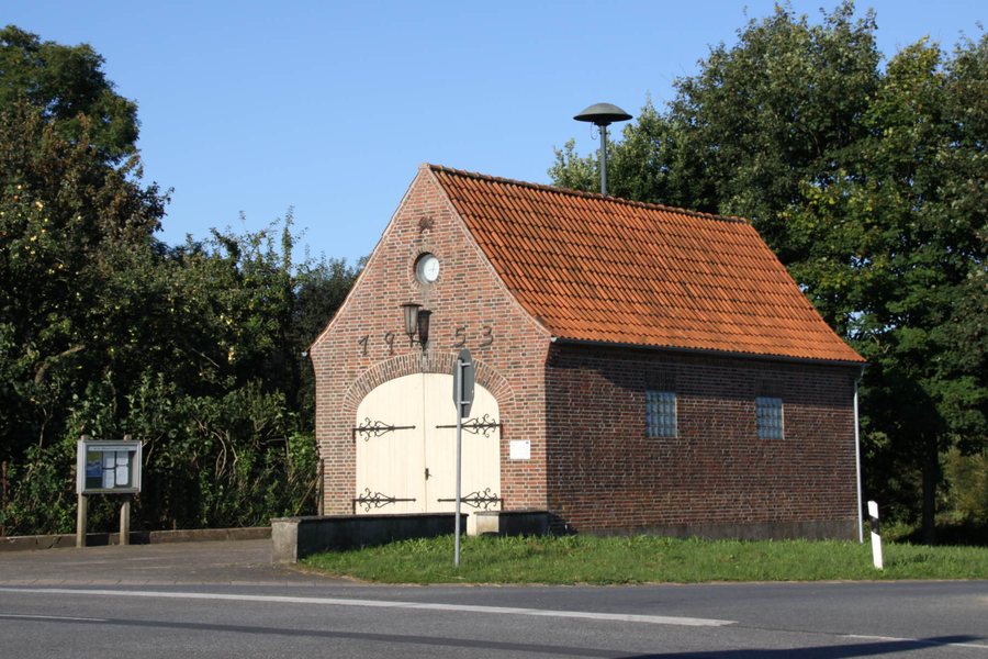 File:Feuerwehrhaus Nottfeld.jpg