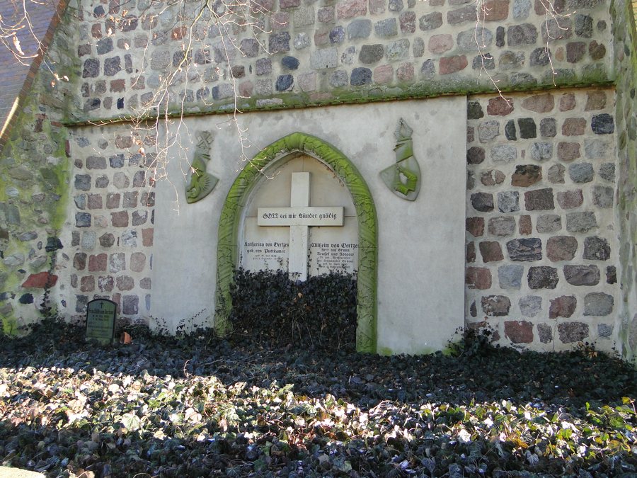 File:Brunn Kirche Grabstaette Oertzen 2011-01-28 009.JPG