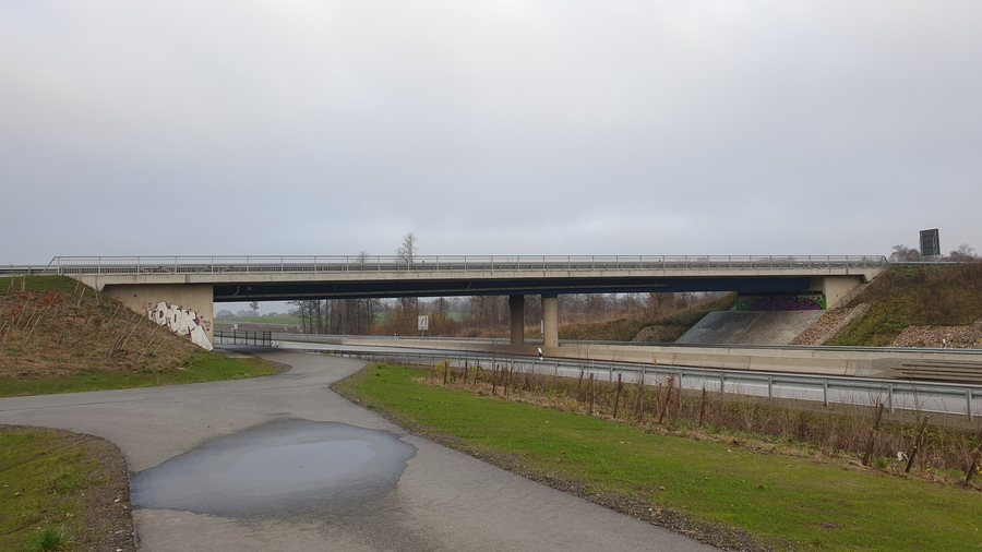 File:Autobahnbrücke nahe Nettelsee.jpg