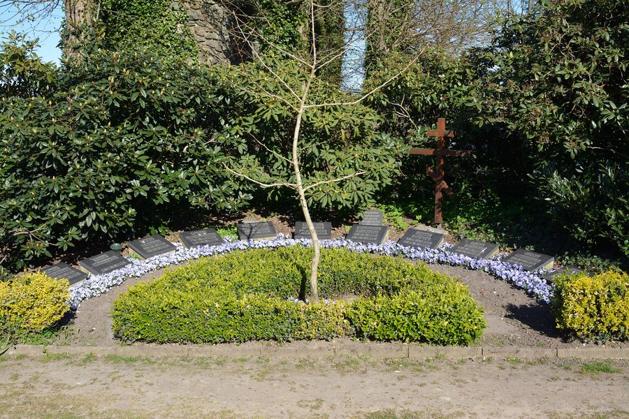 File:Schleswig-Holstein, Hanerau-Hademarschen, Friedhof NIK 0530.jpg