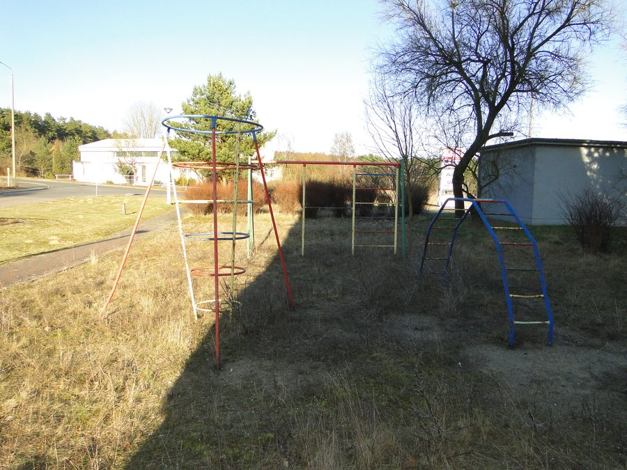 File:Demen Ziolkowskiring leerstehende Plattenbauten Spielplatz 2013-03-05 337.JPG