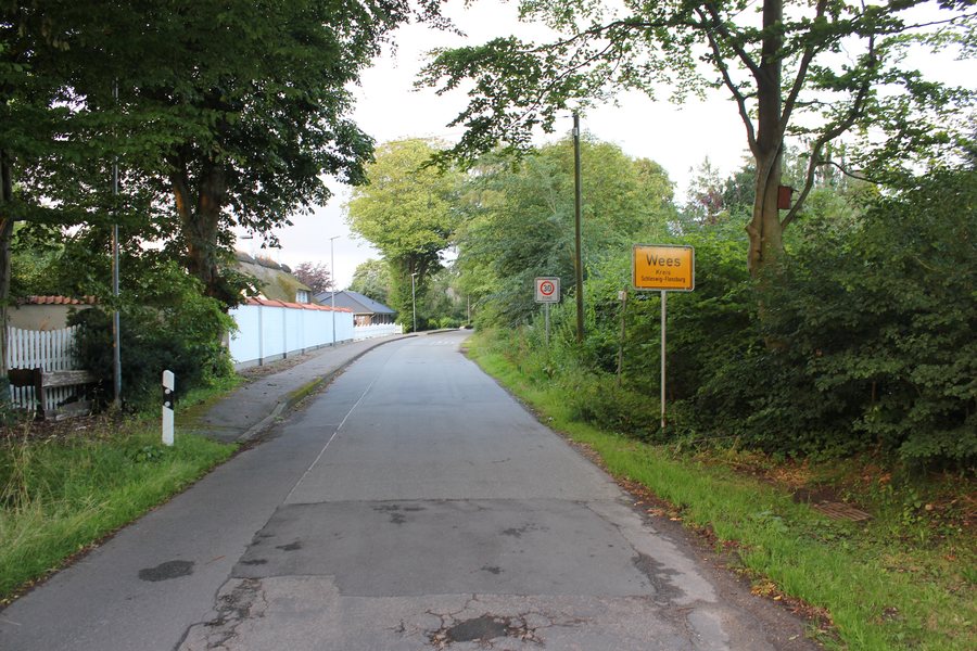 File:Ortsschild von Wees bei Blocksberg (Flensburg), Bild 01.JPG