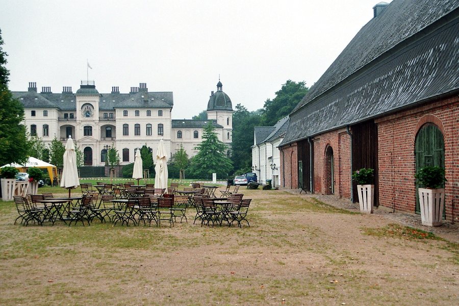 File:Salzau (Fargau-Pratjau), Herrenhaus, westliches Kavaliershaus und Scheune.jpg