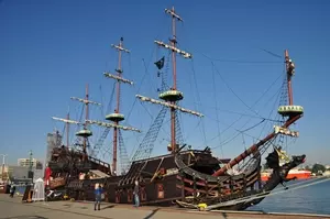 Dragon restaurant ship