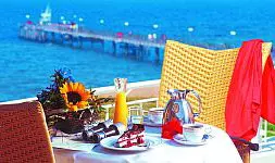 Enjoying the view of the Baltic Sea at the Travel Charme Ostseehotel Kühlungsborn (Photo: Travel Charme)