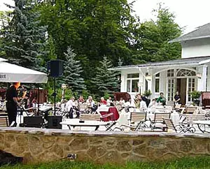 Hotel Weißes Schloss, terrace (Photo: Hotel)