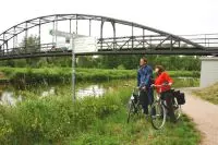 Christiane Joel and Fred Krüger beside the Elbe-Lübeck Canal (Photo © TouristService Stecknitz-Region / LOGO Touristik PR)