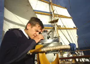 Cadet at the sextant (Photo: Ecker Yachting/www.inmaris.de)